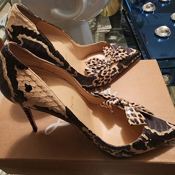 Christian Louboutin Black and Cream Patterned Heels - Picture 8 of 9